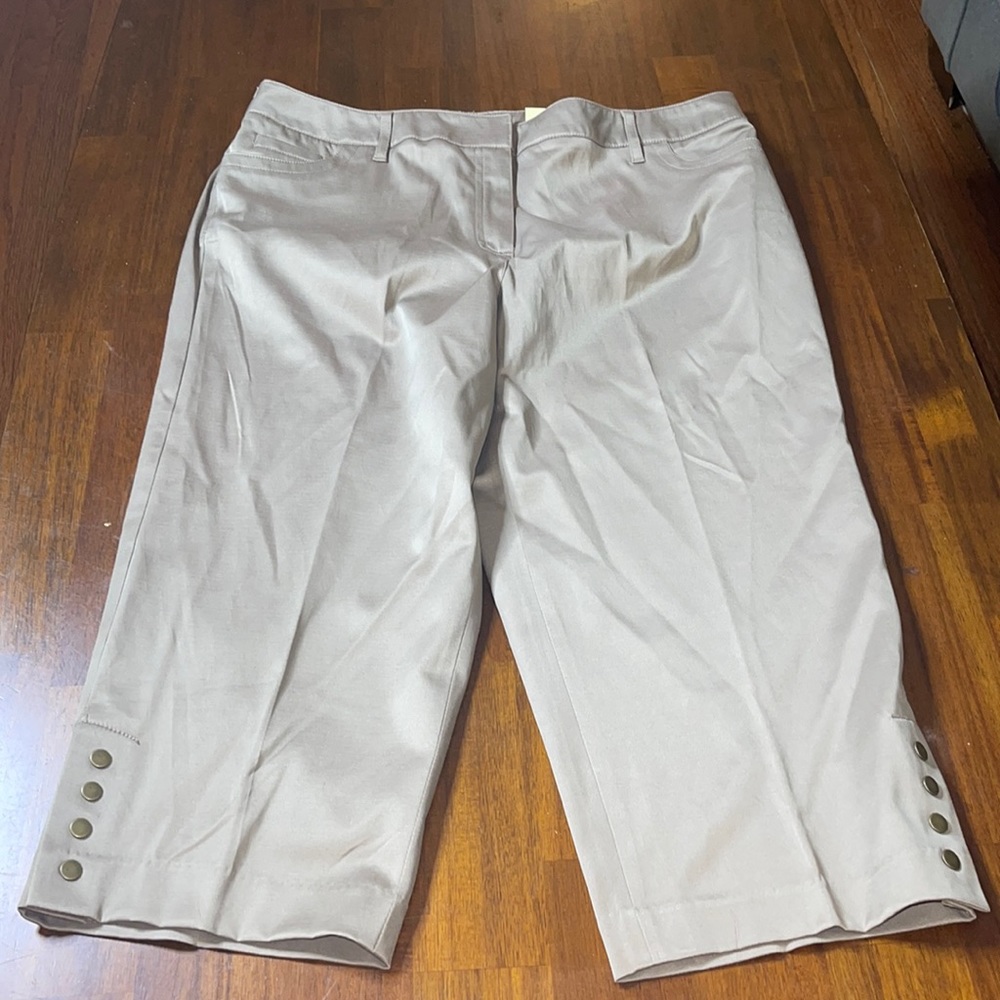 Dress barn ladies Slim Leg Cropped Pants. NWT. Size 16.